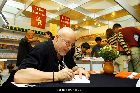 Réz András dedikál a Könyvfesztiválon-stock-foto