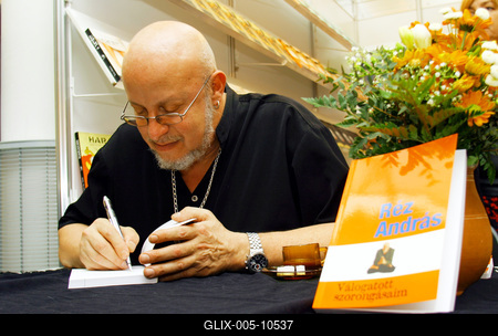 Réz András dedikál a Könyvfesztiválon-stock-foto