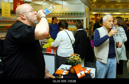 Réz András dedikál a Könyvfesztiválon-stock-foto