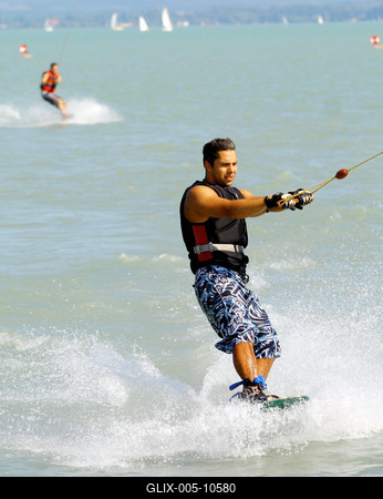 Lassan indul az idei szezon a Balatonon-stock-foto