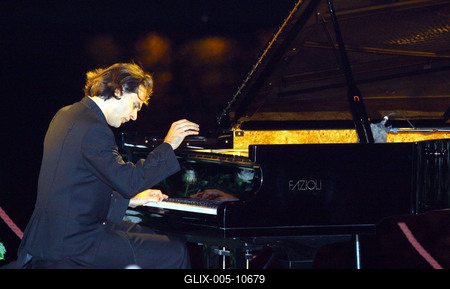 Örömkoncert a Dunaparton-stock-foto