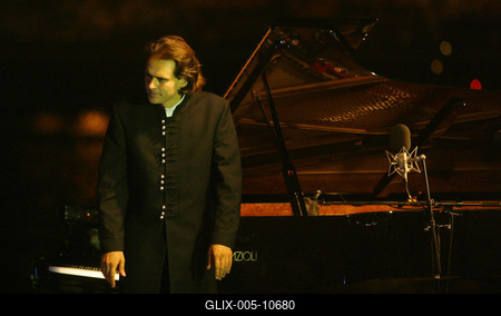 Örömkoncert a Dunaparton-stock-foto