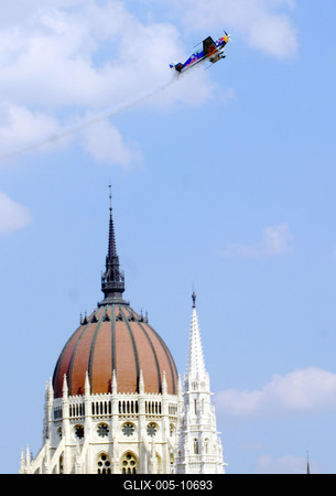 Légibemutató a Duna felett-stock-foto
