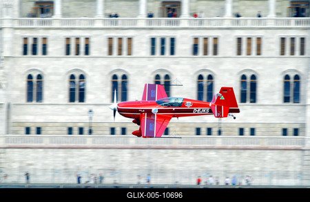 Légibemutató a Duna felett-stock-foto