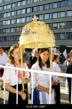 Budapest, 2004.08.20.
Ünnepi szentmise és Szent Jobb Körmenet a Szent István-bazilikánál.-stock-foto