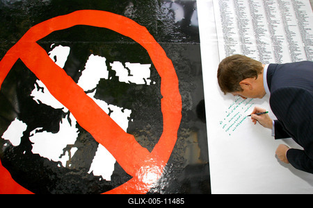 Gyurcsány a Terror Házánál-stock-foto