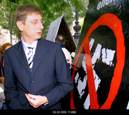 Gyurcsány a Terror Házánál-stock-foto