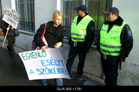A Szőke Nők Mozgalma demonstrált a negatív megkülönböztetés ellen-stock-foto