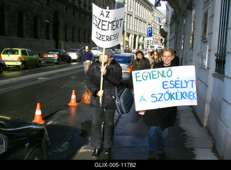 A Szőke Nők Mozgalma demonstrált a negatív megkülönböztetés ellen-stock-foto