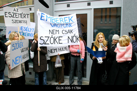A Szőke Nők Mozgalma demonstrált a negatív megkülönböztetés ellen-stock-foto