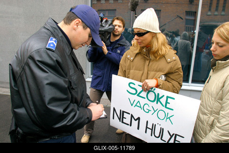 A Szőke Nők Mozgalma demonstrált a negatív megkülönböztetés ellen-stock-foto