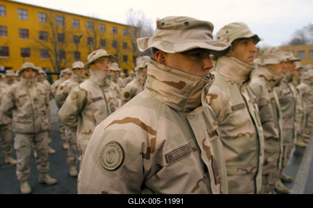 Hazaérkeztek az irakban szolgáló katonák-stock-foto