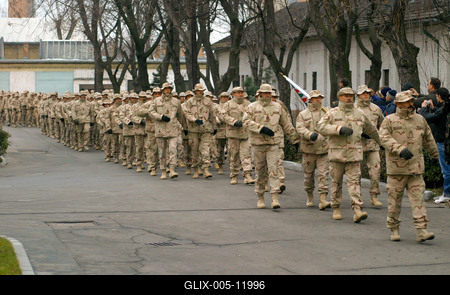 Hazaérkeztek az irakban szolgáló katonák-stock-foto