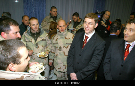 Hazaérkeztek az irakban szolgáló katonák-stock-foto