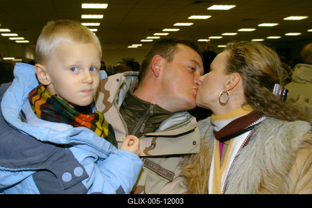 Hazaérkeztek az irakban szolgáló katonák-stock-foto