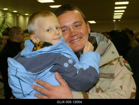 Hazaérkeztek az irakban szolgáló katonák-stock-foto