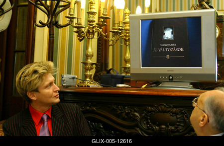 Varnus Xavér a Művész kávéházban mutatta be új könyvét-stock-foto