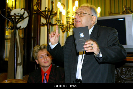 Varnus Xavér a Művész kávéházban mutatta be új könyvét-stock-foto