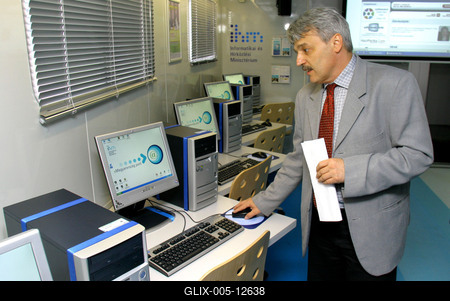 Indul az eMagyarország Roadshow-stock-foto