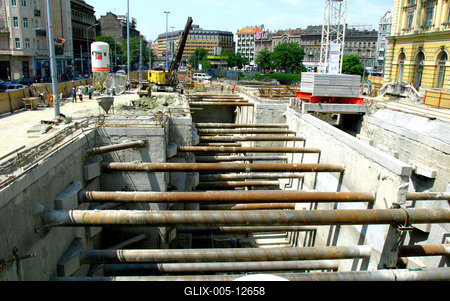 Épül az új aluljáró a Keletinél-stock-foto