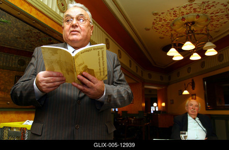 Megjelent Szilágyi György Dzsingisz Kohn Córeszban című könyve-stock-foto