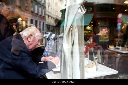Megjelent Szilágyi György Dzsingisz Kohn Córeszban című könyve-stock-foto