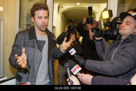 Mégiscsak élőben szólhat a Morning show-stock-foto