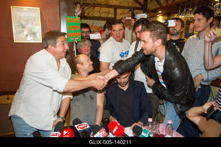 Bayer Zsolt civilekkel és politikusokkal kávézott-stock-foto