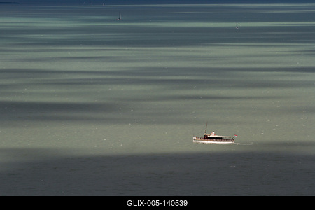 Felhős Balaton látványa a Tihanyi-félszigetről-stock-foto