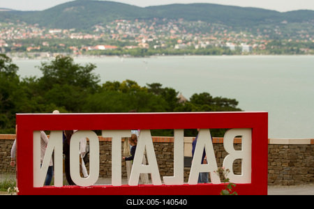 Balaton felirat Tihanyban-stock-foto