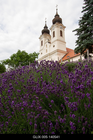 A Tihanyi Bencés Apátság levendulával az előtérben-stock-foto