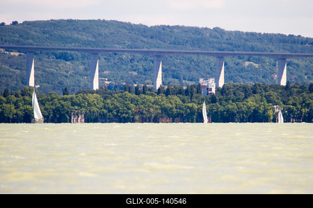 A Kőröshegyi völgyhíd (viadukt) és a Balaton látványa-stock-foto