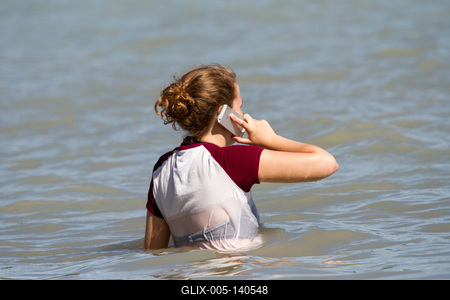 Telefonáló nő a Balatonban-stock-foto