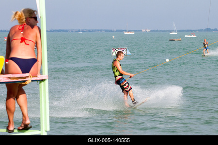 Vizisízés, wakeboardozás a Balatonban-stock-foto