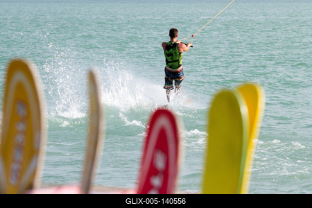 Vizisízés, wakeboardozás a Balatonban-stock-foto