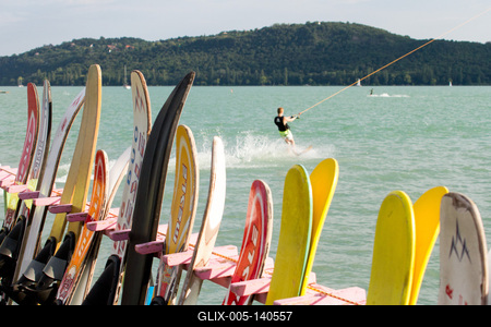 Vizisízés, wakeboardozás a Balatonban-stock-foto