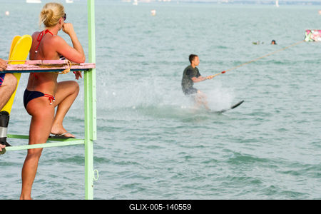 Vizisízés, wakeboardozás a Balatonban-stock-foto