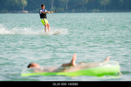 Vizisízés, wakeboardozás a Balatonban-stock-foto