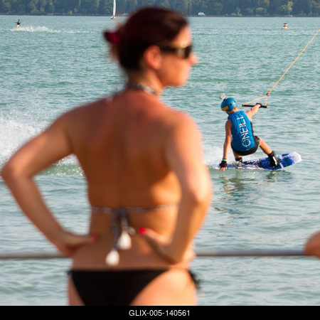 Vizisízés, wakeboardozás a Balatonban-stock-foto