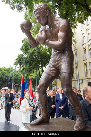 Felavatták a Papp László teret és a híres ökölvívó szobrát-stock-foto