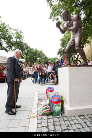 Felavatták a Papp László teret és a híres ökölvívó szobrát-stock-foto
