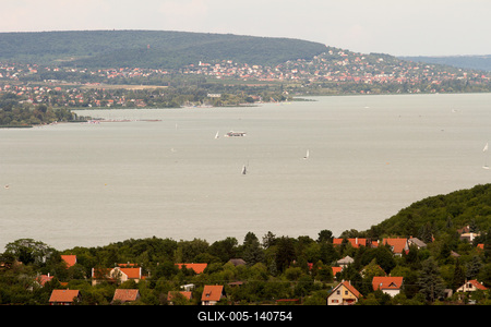 A Balatonfüredi öböl látványa Tihanyból-stock-foto
