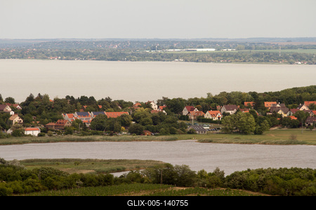 A Tihanyi Belső-tó és a Balaton látványa-stock-foto
