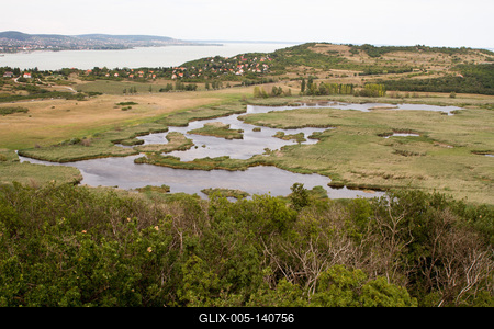 A Tihanyi Belső-tó és a Balaton látványa-stock-foto