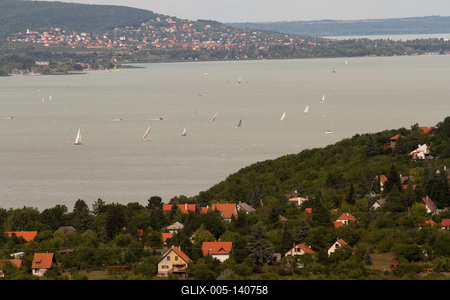 A Balatonfüredi öböl látványa Tihanyból-stock-foto