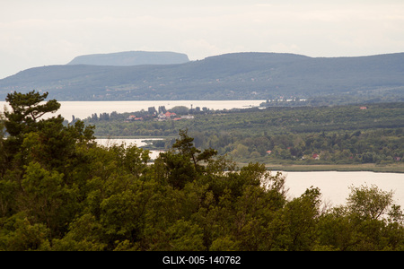 A Tihanyi-félsziget és a Balaton látványa-stock-foto