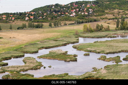 A Tihanyi Belső-tó és a Balaton látványa-stock-foto