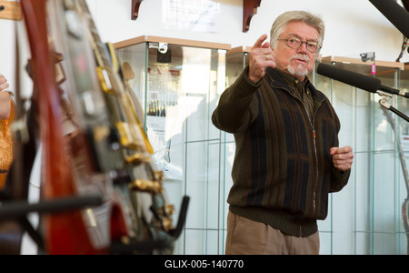 Az Illés együttes élő tagjai elhelyezték gitárjaikat a Rockmúzeumban-stock-foto
