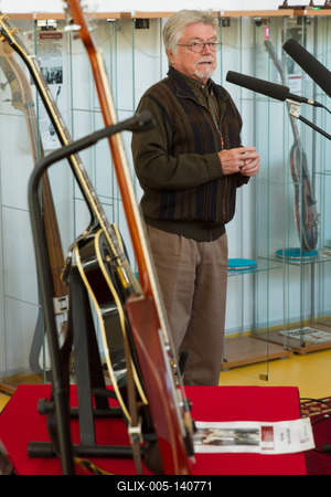 Az Illés együttes élő tagjai elhelyezték gitárjaikat a Rockmúzeumban-stock-foto