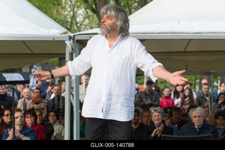 Földes László (Hobo) József Attila estje a költő sírjánál-stock-foto